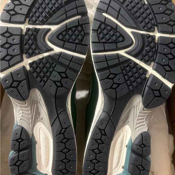 New Balance Green Athletic Shoes New In Box Men’s Size 9 - Picture 3 of 7